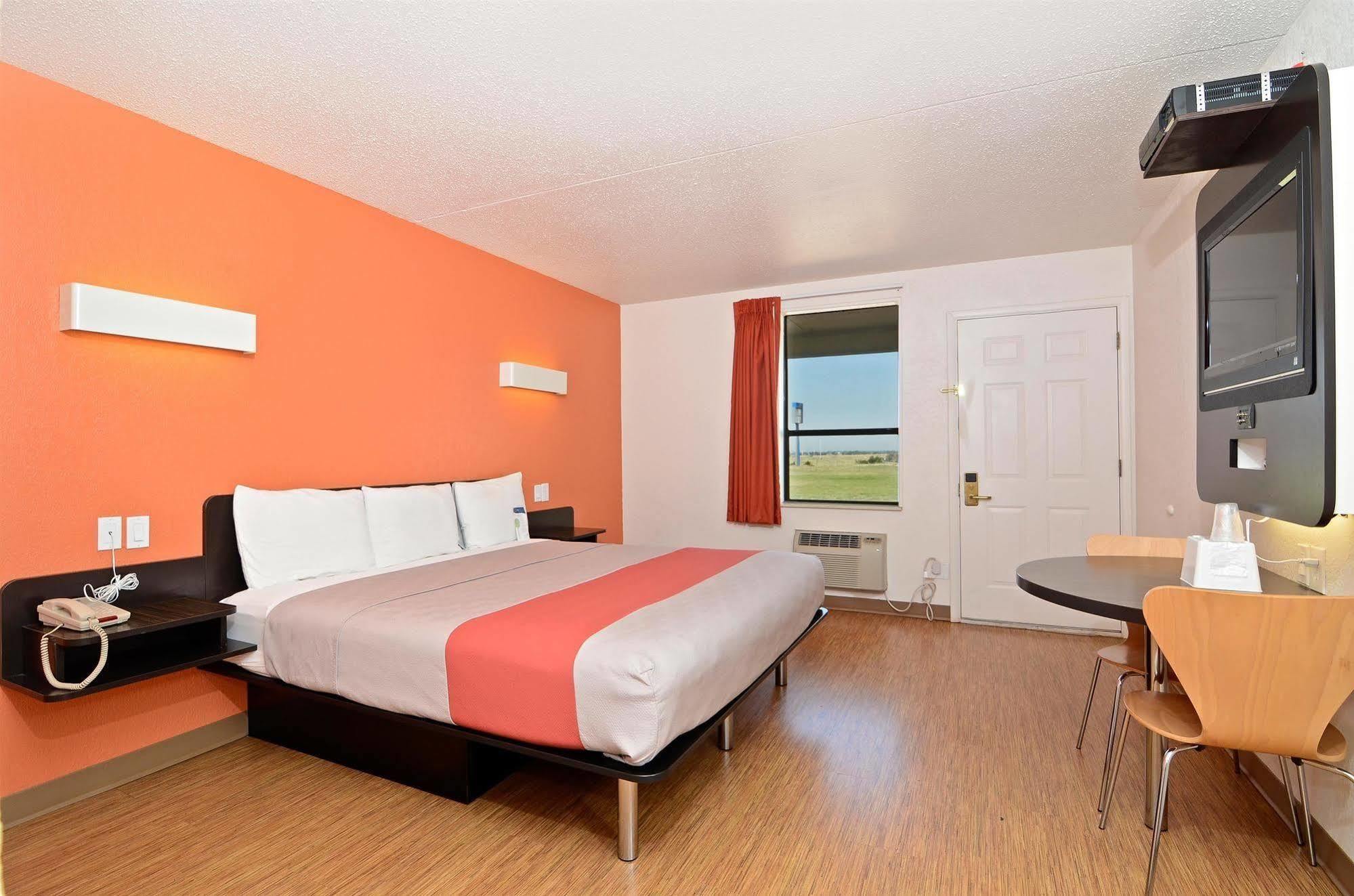 Hotel 6-south Haven, Ks