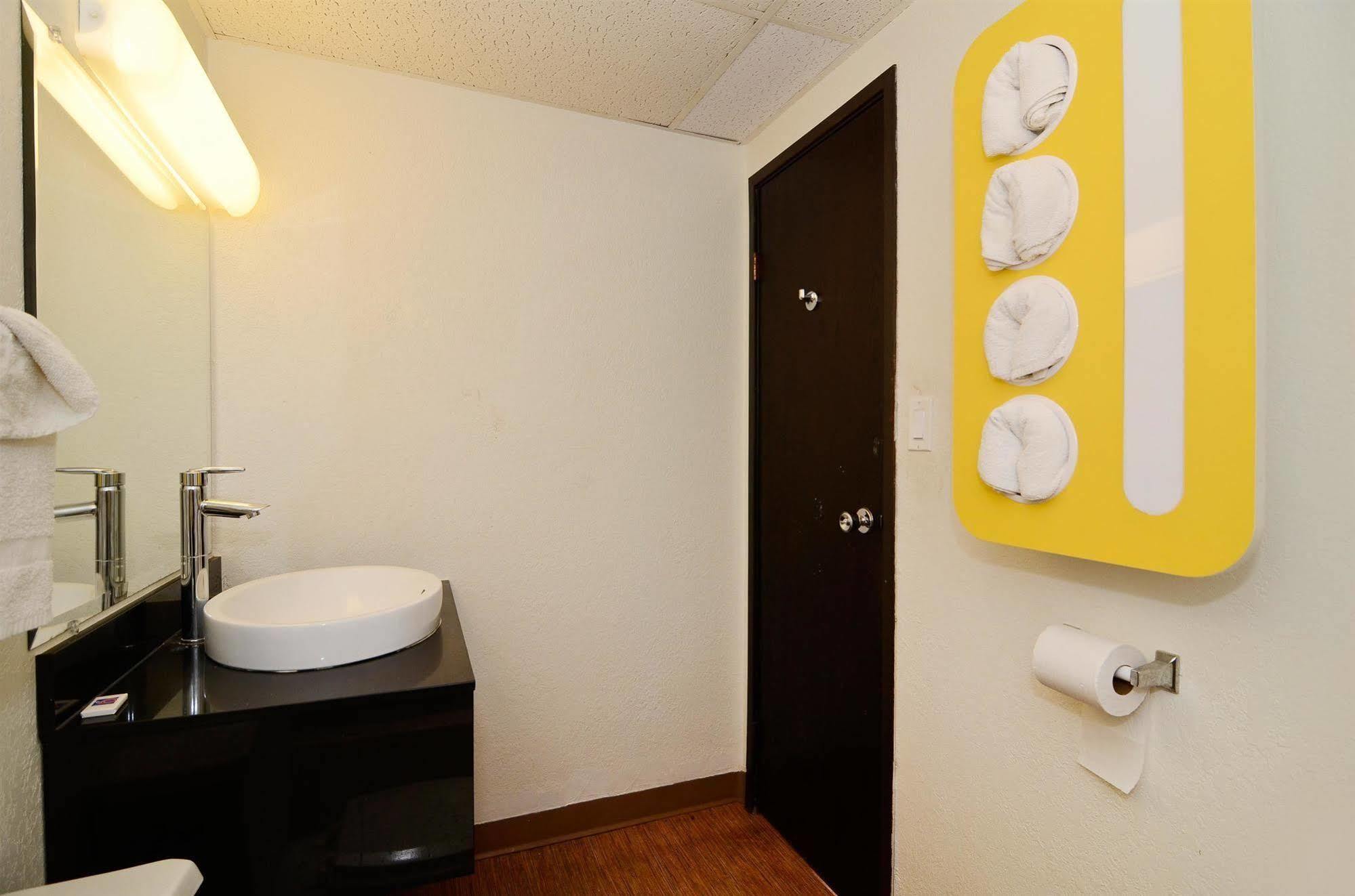 Hotel 6-south Haven, Ks